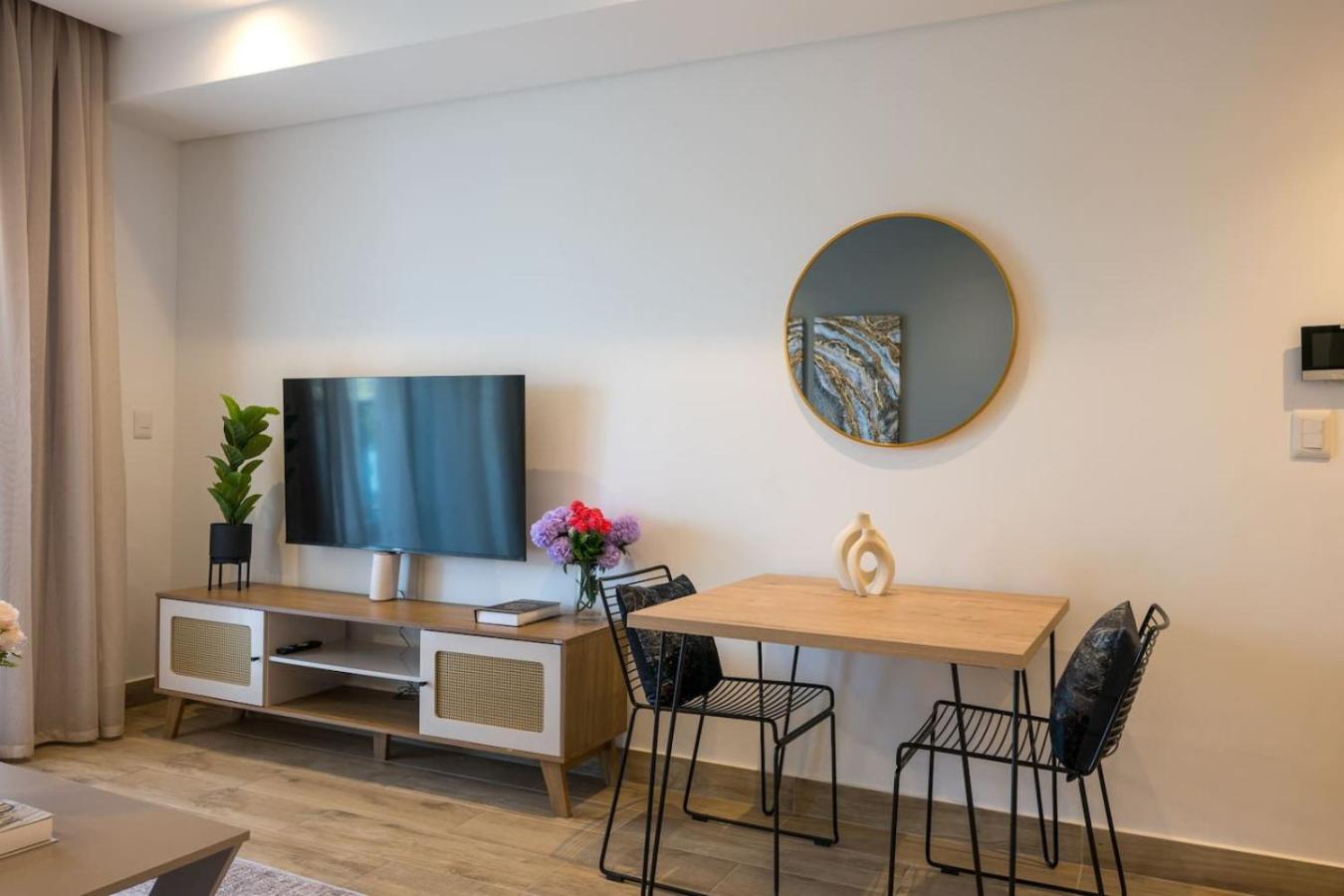 Apartment Elegance At 1702 Oceans *
